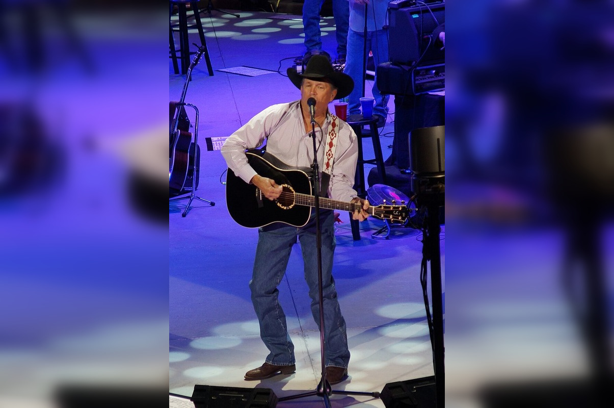 George Strait Shatters Record With Largest U S Ticketed Concert At