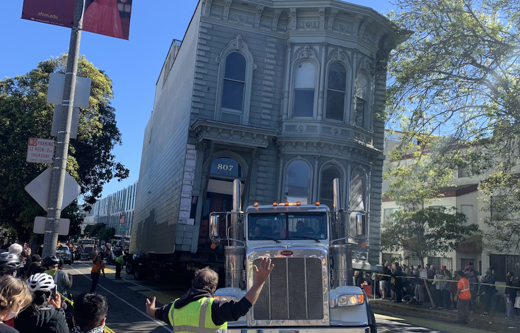 House parade: moving day for the Englander House in photos