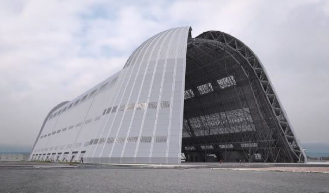 La rénovation par Google du Hangar One de Moffett Field à Mountain View