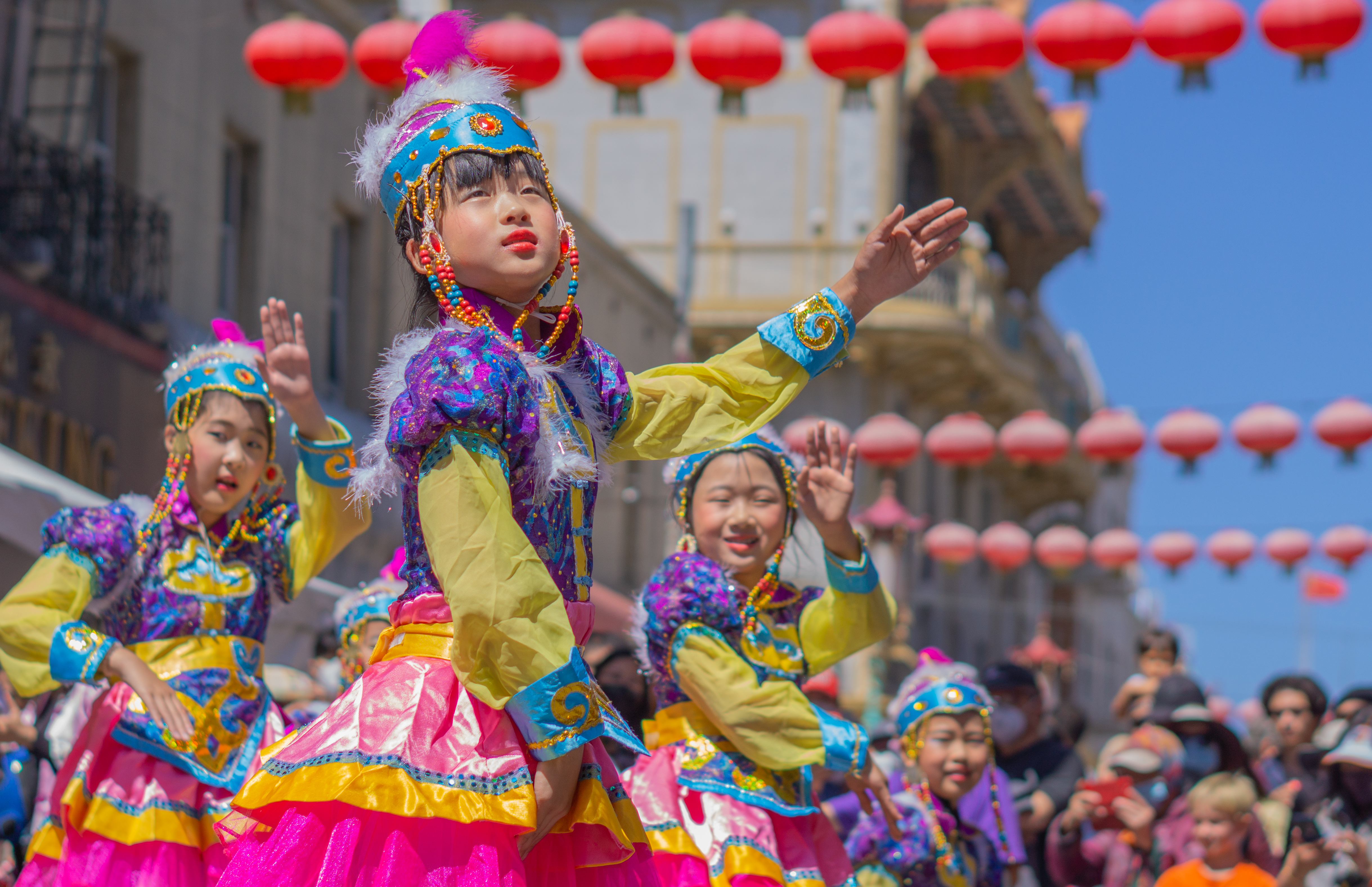 190210) -- SAN FRANCISCO, Feb. 10, 2019 (Xinhua) -- Crosstalk actor Guo  Donglin (down) performs with partner during a Spring Festival tour by  Chinese arts troupes in San Francisco Bay Area, the