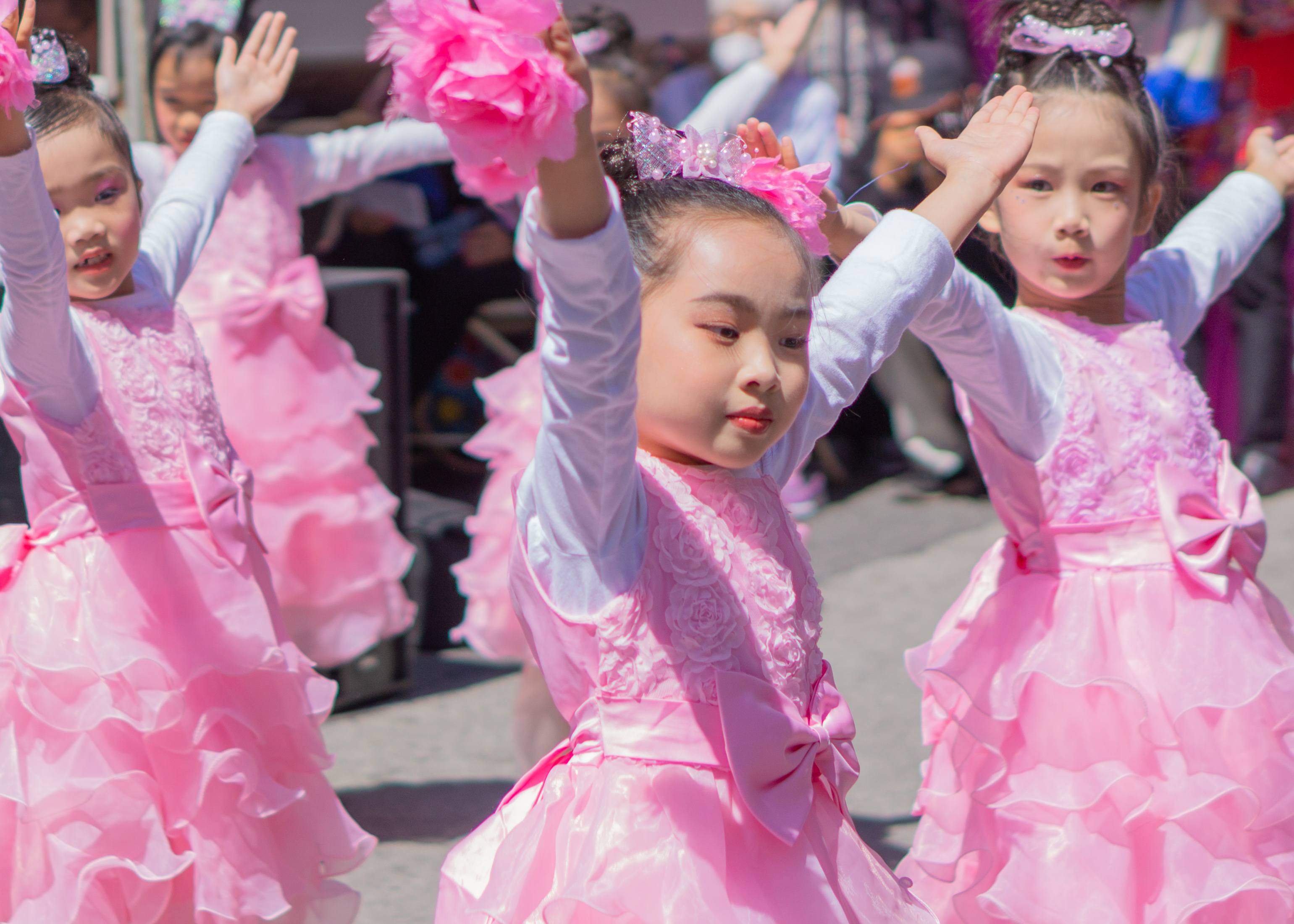 190210) -- SAN FRANCISCO, Feb. 10, 2019 (Xinhua) -- Crosstalk actor Guo  Donglin (down) performs with partner during a Spring Festival tour by  Chinese arts troupes in San Francisco Bay Area, the