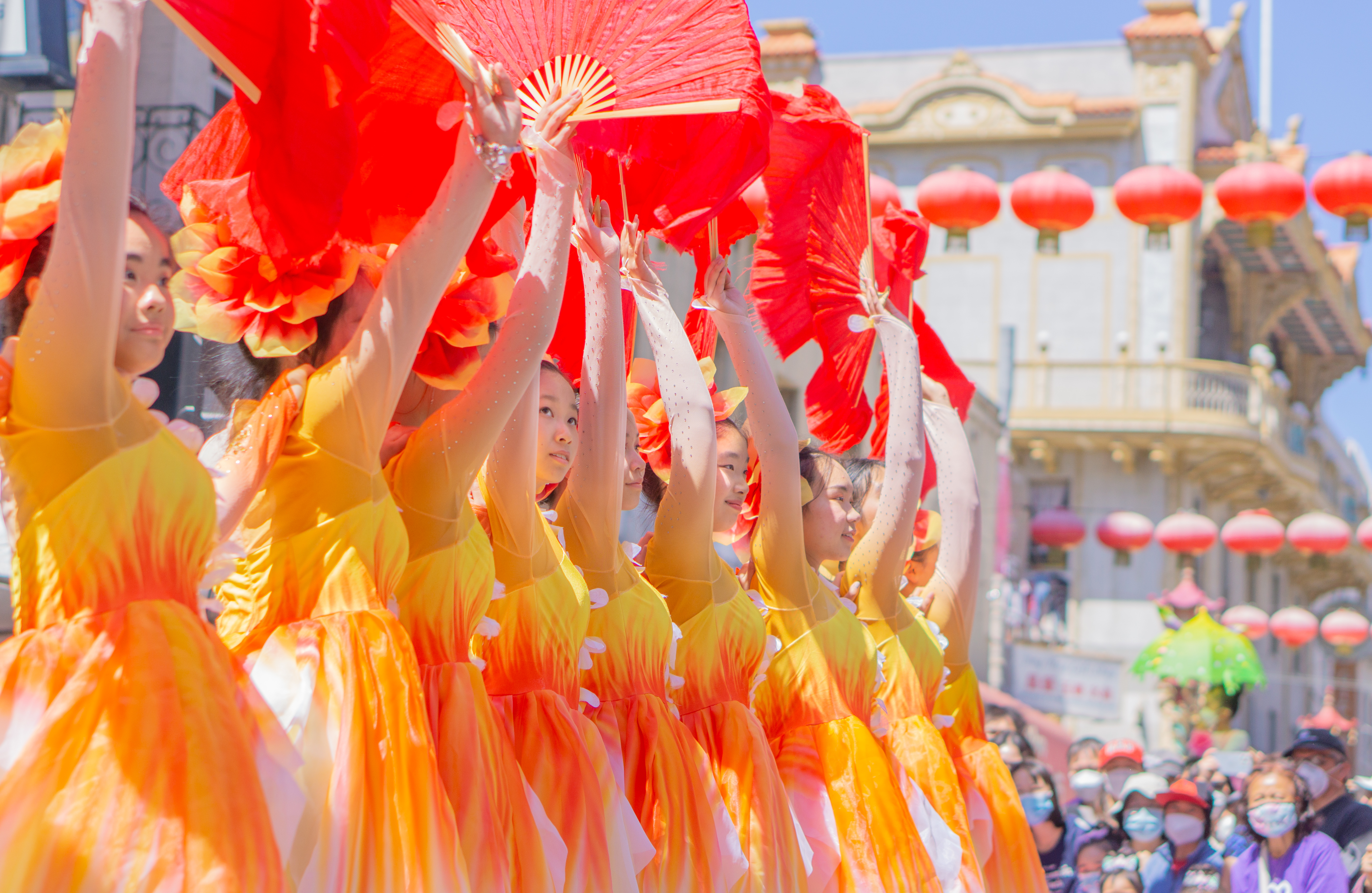 190210) -- SAN FRANCISCO, Feb. 10, 2019 (Xinhua) -- Crosstalk actor Guo  Donglin (down) performs with partner during a Spring Festival tour by  Chinese arts troupes in San Francisco Bay Area, the