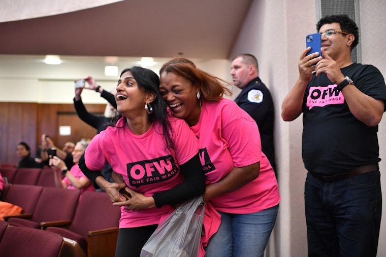 Chicago Makes History as Tipped Workers to Earn Full Minimum Wage by 2028
