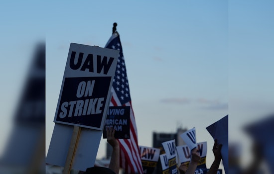 Chicago Mayor Brandon Johnson Backs UAW Rally, Boosts Workers' Rights Movement