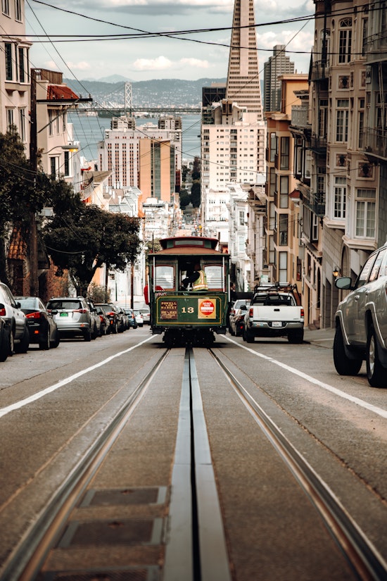 San Francisco Cable Car's Swift Stop to Dodge Collision Leaves 6 Injured
