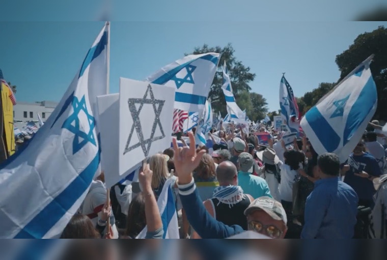 Hundreds Rally in Beverly Hills in Support of Israel amid Ongoing Hamas Conflict