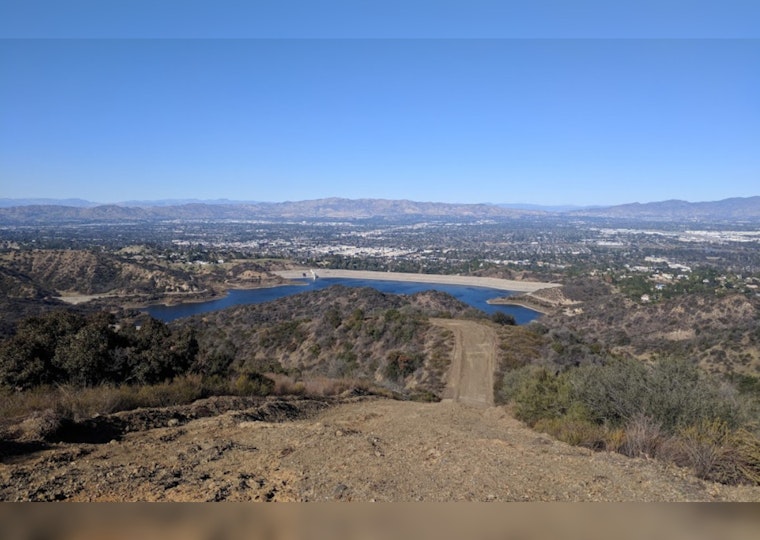 Los Angeles Fire Department Conducts Swift Airlift Rescue of Ill Hiker in Brentwood Trail