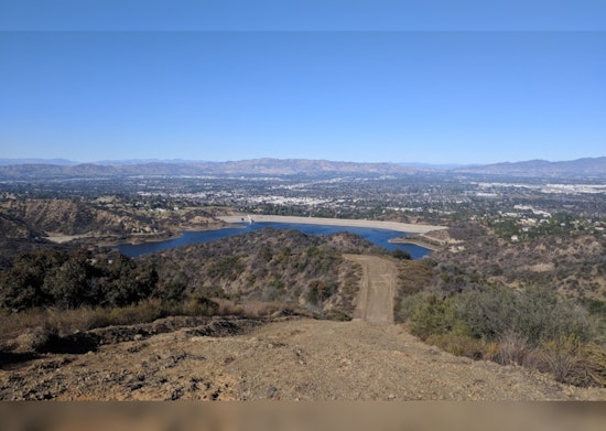 Los Angeles Fire Department Conducts Swift Airlift Rescue of Ill Hiker in Brentwood Trail