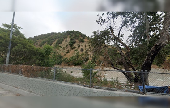 Los Angeles Firefighters Swiftly Contain Brush Fire at Ernest Debs Regional Park