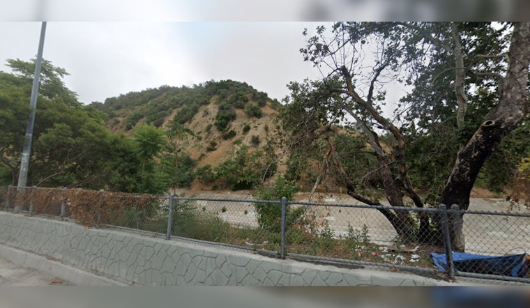 Los Angeles Firefighters Swiftly Contain Brush Fire at Ernest Debs Regional Park