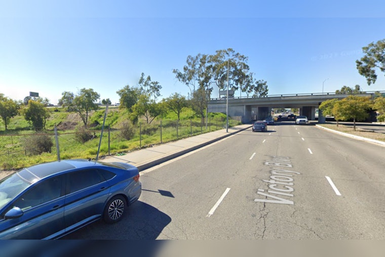 Los Angeles Firefighters Contain Brush Fire Near 170 Freeway in North Hollywood