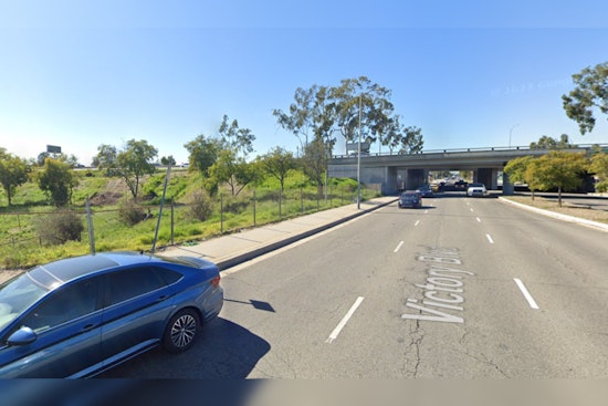 Los Angeles Firefighters Contain Brush Fire Near 170 Freeway in North Hollywood