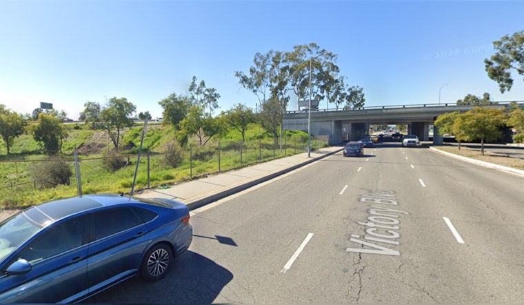 Los Angeles Firefighters Contain Brush Fire Near 170 Freeway in North Hollywood