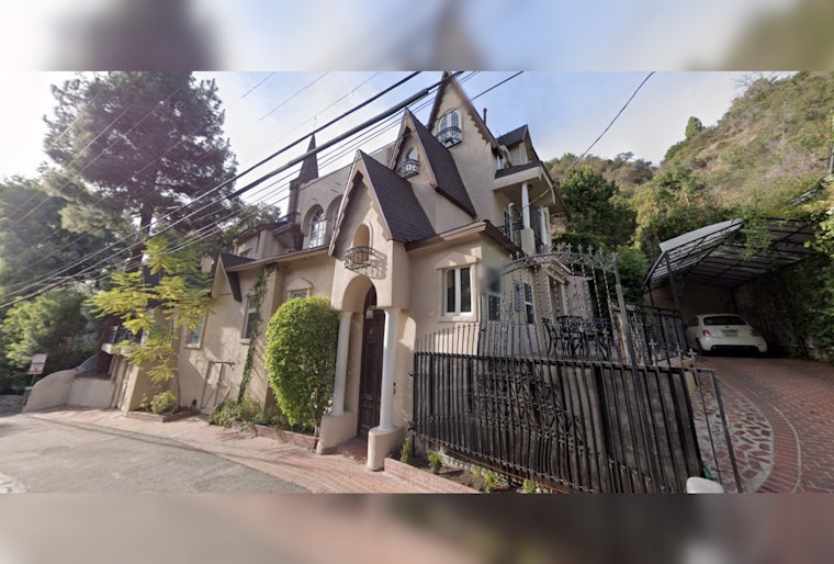 Los Angeles Firefighters Swiftly Extinguish Beverly Crest Blaze, Saving Hillside Home