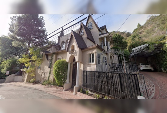 Los Angeles Firefighters Swiftly Extinguish Beverly Crest Blaze, Saving Hillside Home