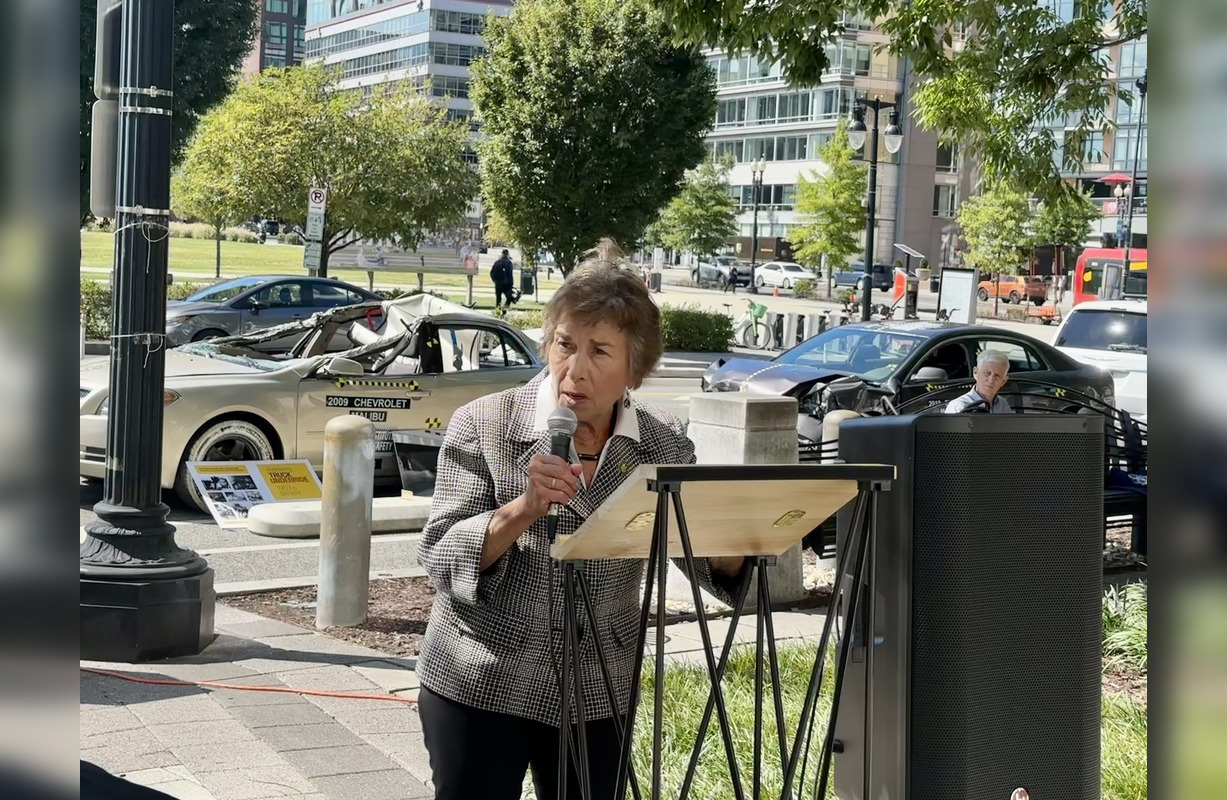 Pro-Palestinian Protesters Occupy Rep. Schakowsky's Skokie Office Near