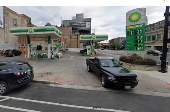 Daylight Robbery Turns into Gunfire at Chicago Gas Station, Stirring Unease