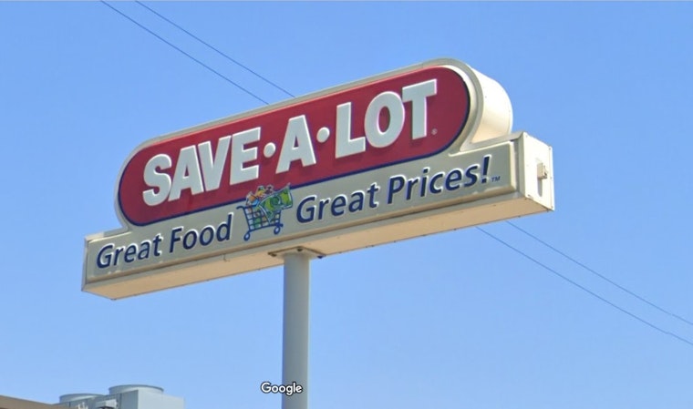 Chicago's West Garfield Park Welcomes Pop-up Grocery Store to Tackle Food Desert Crisis