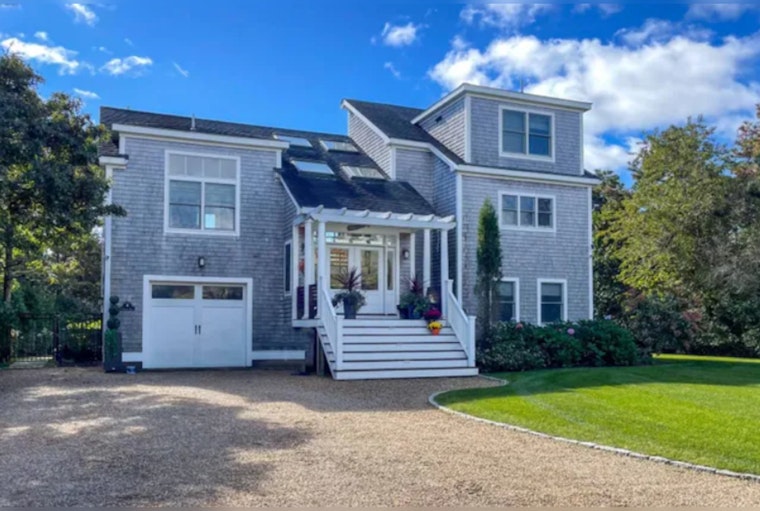 Martha's Vineyard Marvel, $4.6M South Beach Gem Beckons the Elite with Poolside Pizzazz and Luxe Living!