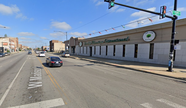 19-Year-Old Fatally Shot Inside Vehicle on Chicago's West Side, Suspect at Large