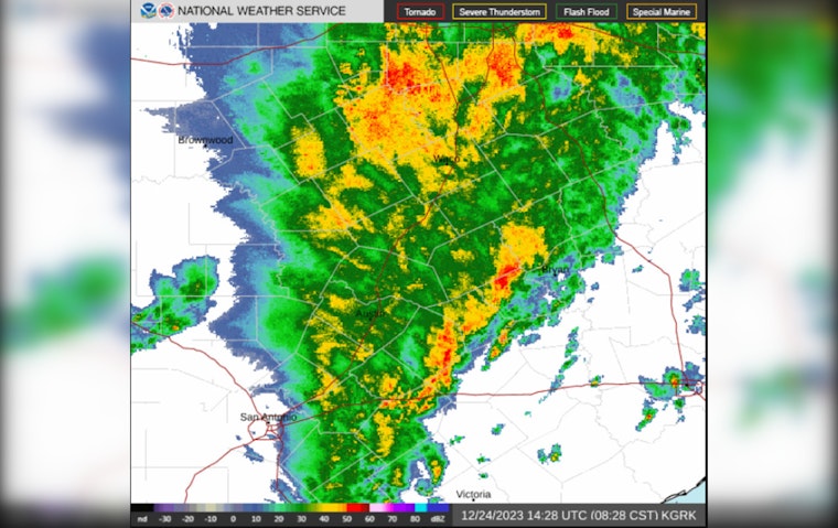 Austin Grapples with Christmas Eve Showers and Fog, Clear Skies Expected by Christmas Day