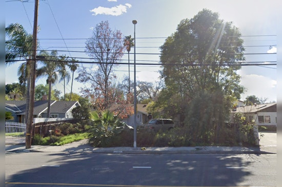 Blaze Busters: LA Fire Squad Douses Woodland Hills Inferno in 21 Minutes, 1 Injured in Fiery Fray