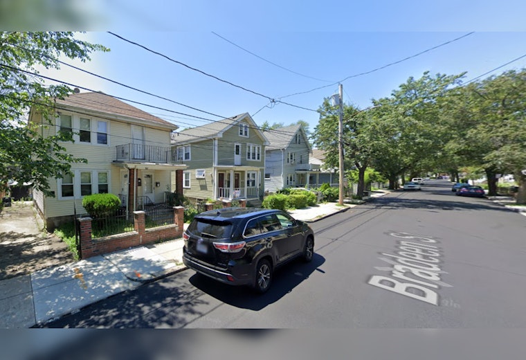 Boston Police Investigate Fatal Stabbing of 18-Year-Old in Roslindale, Public Urged to Provide Tips