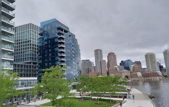 Bostonians Brace for Unseasonably Warm and Cloudy Christmas Week