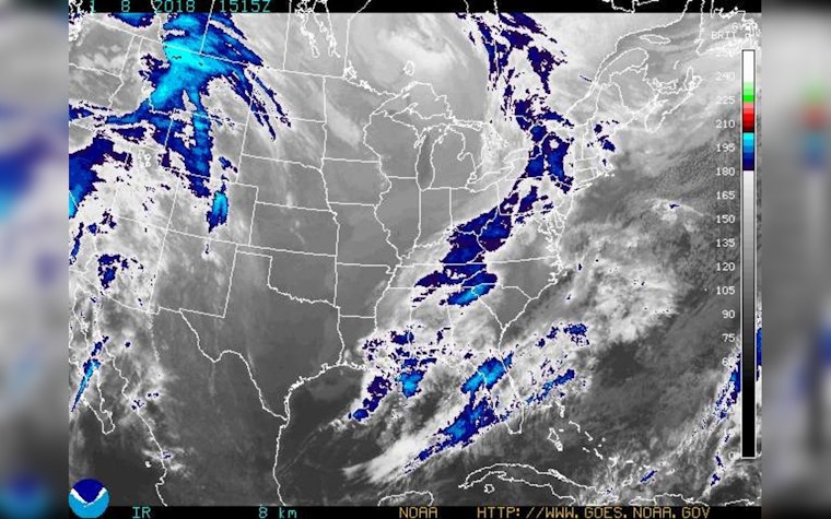 Chicago Prepares for Weather Shifts with Weekend Rain and Monday Winds, Mild Snow Risk Near Porter