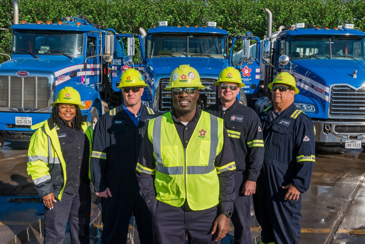 City Partners with Republic Services to Offer New Christmas Tree