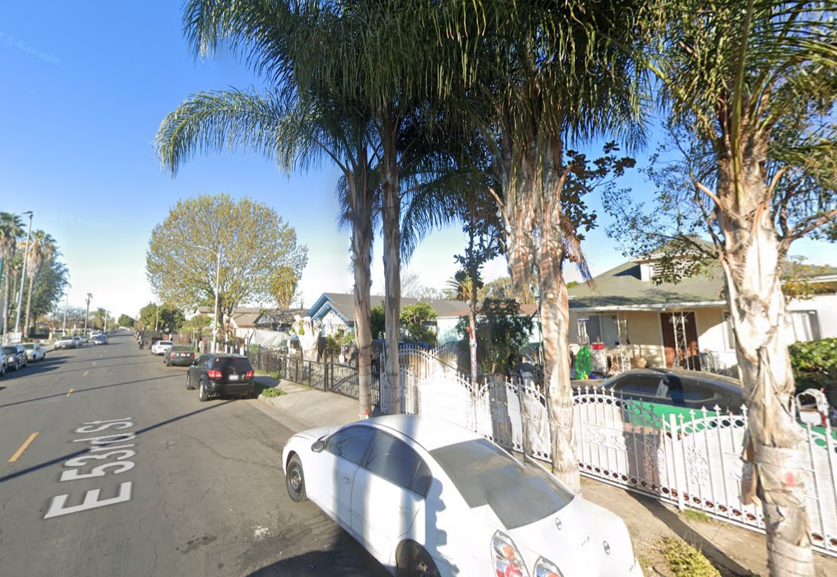 Los Angeles Firefighters Extinguish Central Alameda House Fire in 6