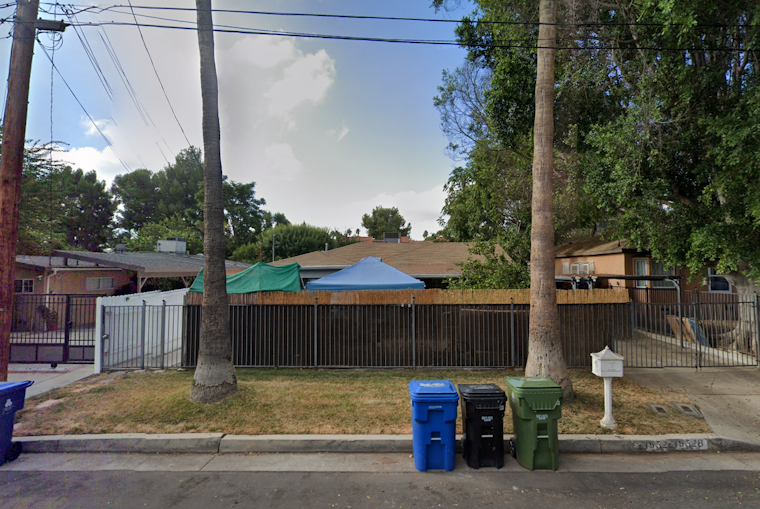 Los Angeles Firefighters Extinguish Reseda Home Blaze in Under 20 Minutes