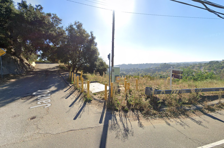 Lucky Turn as Trio Survives Off-Road Plunge in Beverly Crest, LAFD Conducts Cliffside Rescue