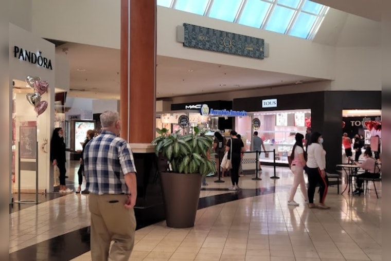 Miami Shoppers Surge, International Mall for Super Saturday Sales