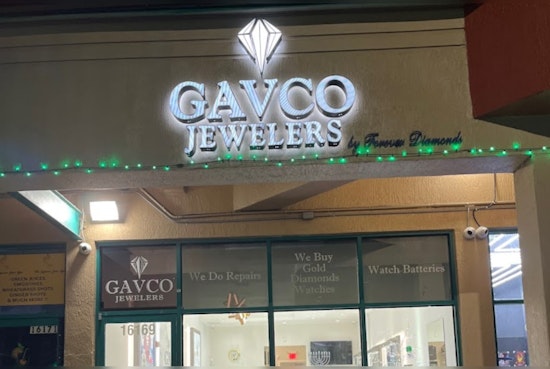 Rappelling Robbers Raid North Miami Jewelers, Swipe Sparkle in Cinematic Heist