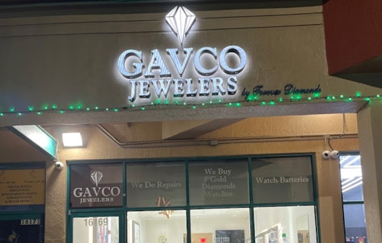Rappelling Robbers Raid North Miami Jewelers, Swipe Sparkle in Cinematic Heist