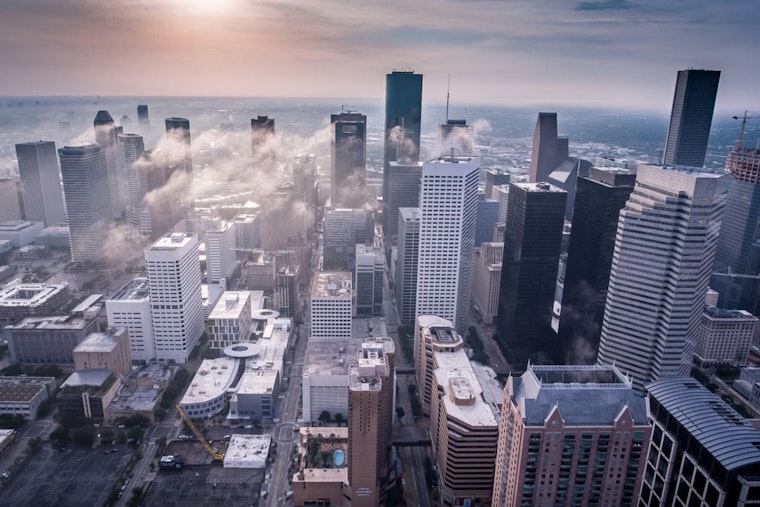 Warmer Days Approach in Houston Ahead of Potential Wet Christmas, Travelers Advised to Plan for Rain