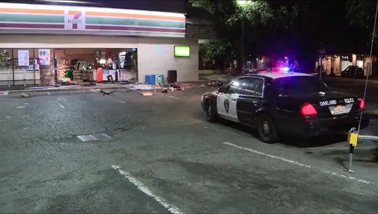 Daring 7-Eleven Smash-and-Grab in Oakland: Burglars Flee with Stolen Goods Leaving Vehicle Behind