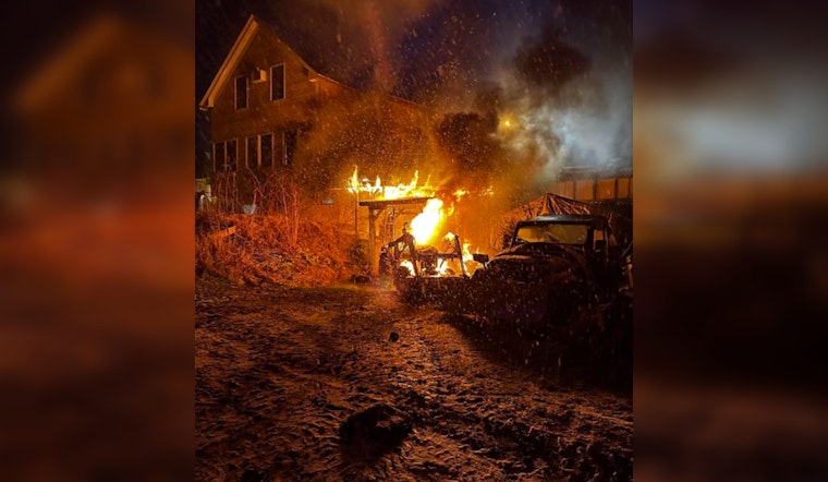 Berlin Firefighters Quell Farmhouse Blaze with Aid from Neighboring Cities