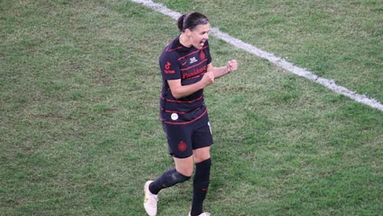 Canadian Soccer Star Christine Sinclair Re-Signs with Portland Thorns for 2024 Season