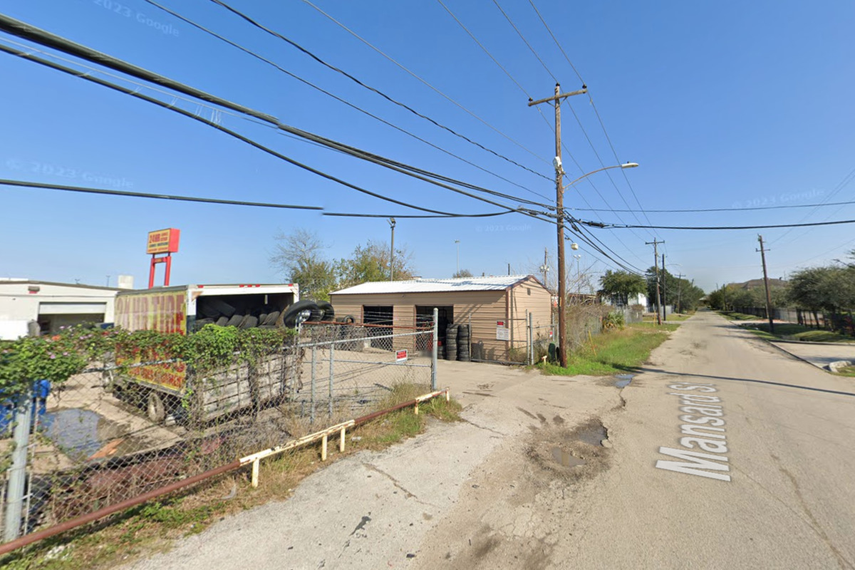 Houston Police Launch Manhunt After Rifle Assault at Tire Shop Leaves
