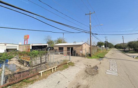 Houston Police Launch Manhunt After Rifle Assault at Tire Shop Leaves One Dead, One Injured