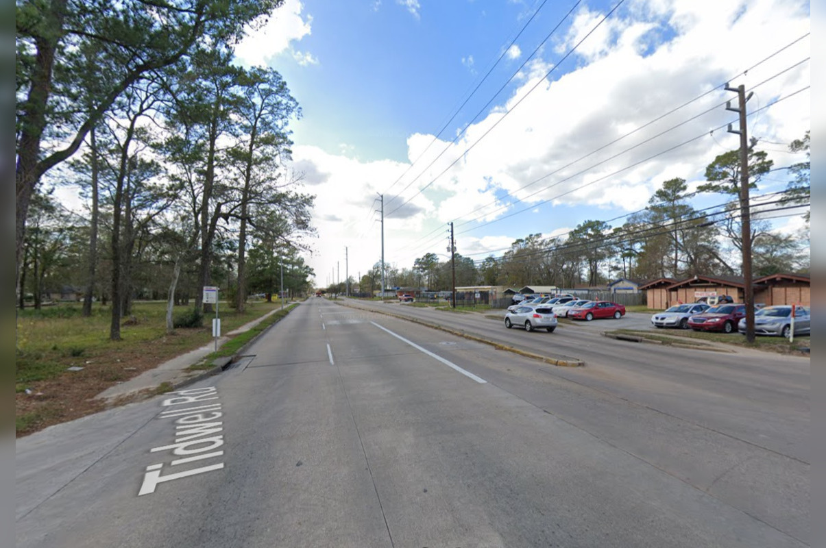 Houston Police Shoot Suspect Near Convenience Store On Tidwell Road,