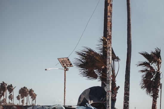 Los Angeles Braces for Gusty Weekend, Wind Advisory in Effect from 7 PM