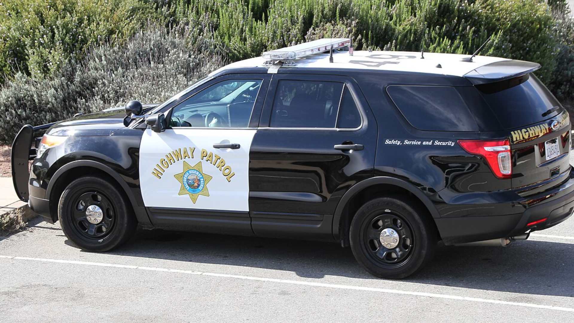 女子被指控在被逮捕后偷走了加州高速巡逻车，并在湾区引发激烈追逐。