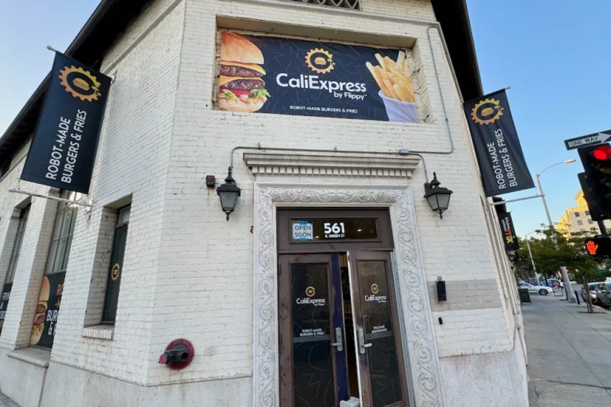 World's First AIPowered Restaurant CaliExpress by Flippy Opens in