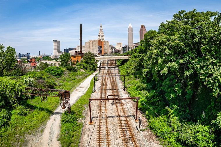 Cleveland Area Braces for Potential Record-High Temperatures amid Tranquil Autumn Forecast