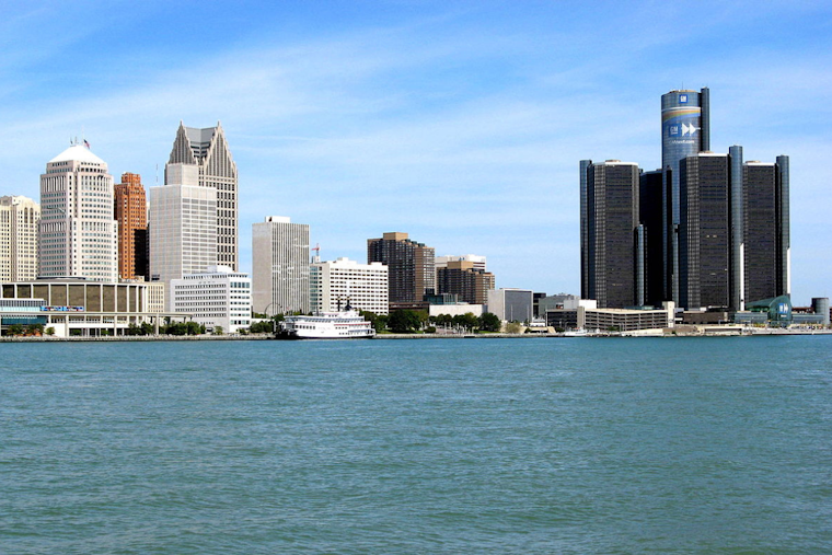 Detroit Basks in Sunny Skies with Mild Temperatures as Autumn Takes Hold
