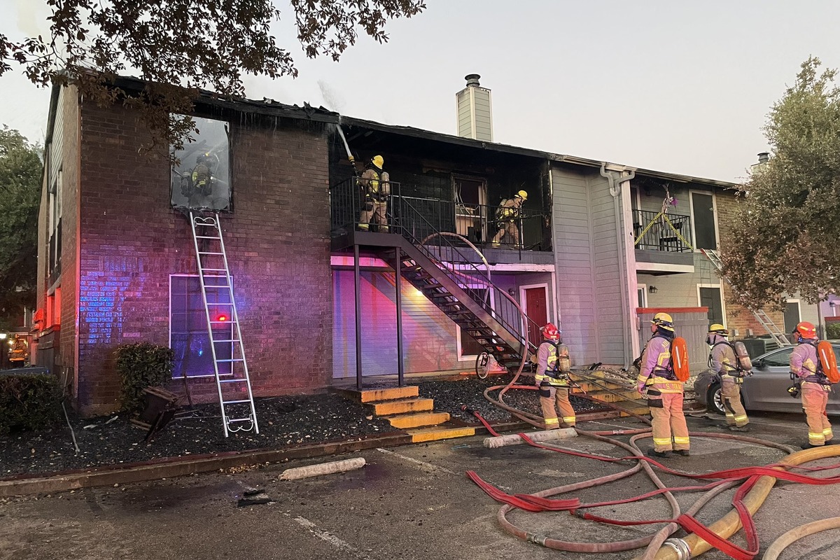 Firefighters Extinguish Major Blaze at South Austin Apartment Complex,