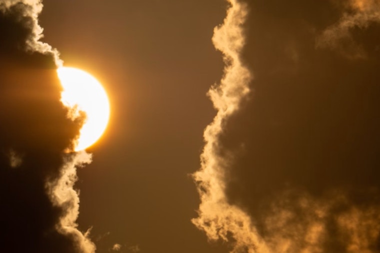 Miami Faces Mix of Sunshine and Showers with Breezy Weather Ahead and Temperatures in the 70s and 80s